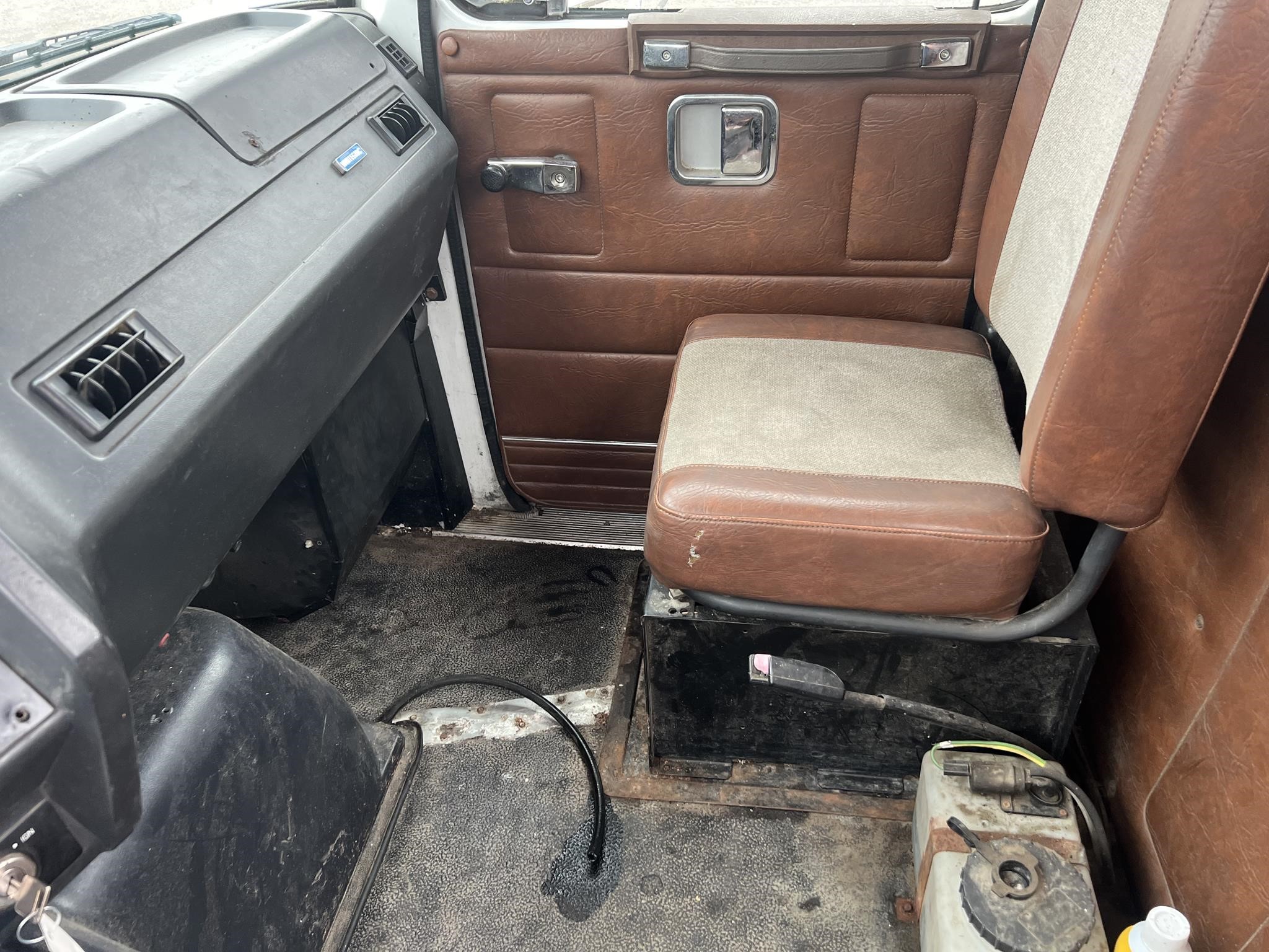 1994 VOLVO WG64 - image 5 of 6