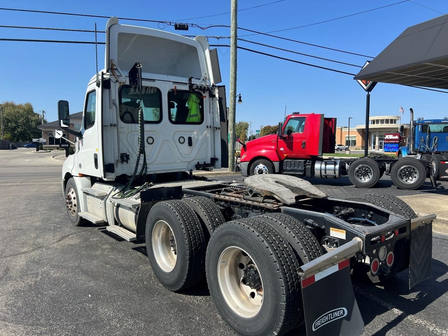 2019 FREIGHTLINER CASCADIA 126 - image 3 of 6