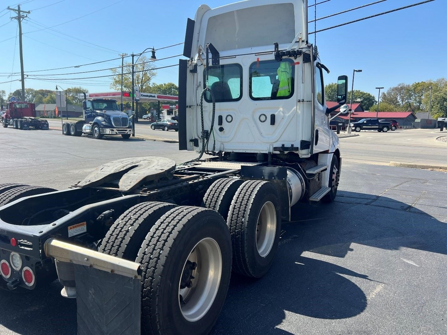 2019 FREIGHTLINER CASCADIA 126 - image 4 of 6