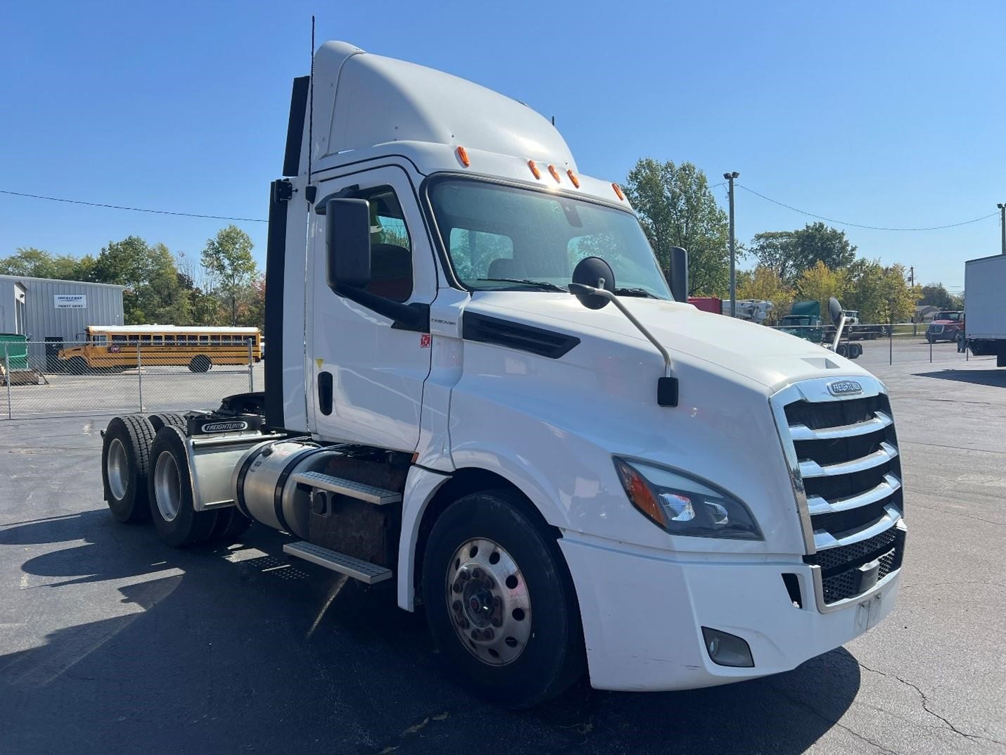 2019 FREIGHTLINER CASCADIA 126 - image 2 of 6
