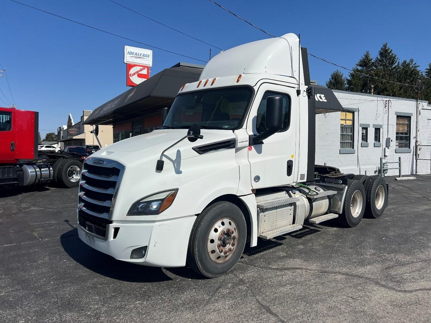 2019 FREIGHTLINER CASCADIA 126 - image 1 of 6