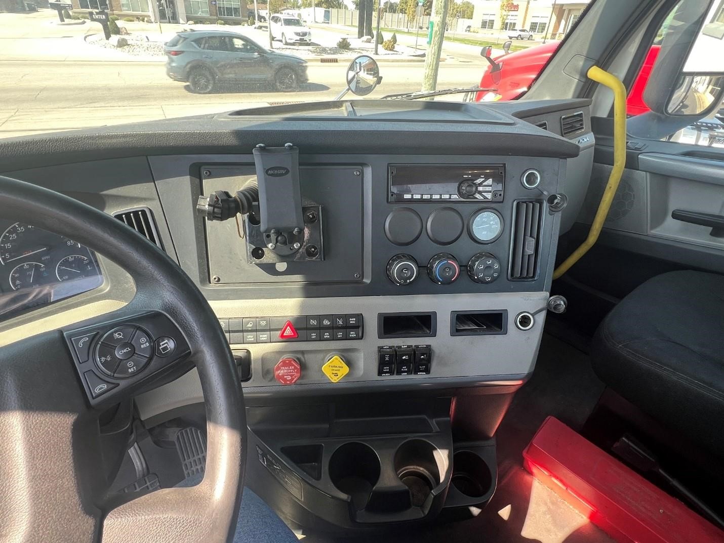 2019 FREIGHTLINER CASCADIA 126 - image 6 of 6