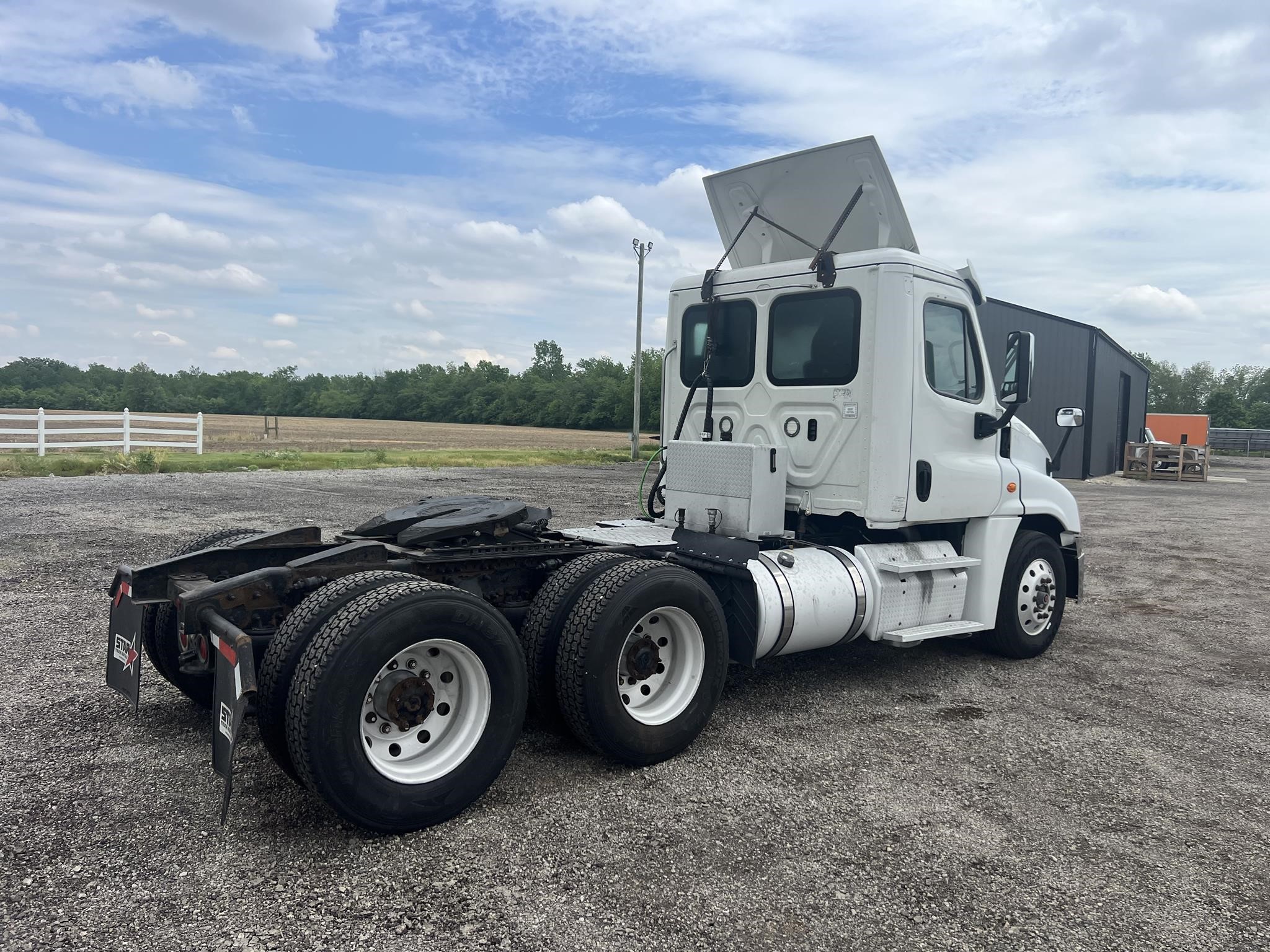 2018 FREIGHTLINER CASCADIA 125 - image 4 of 6