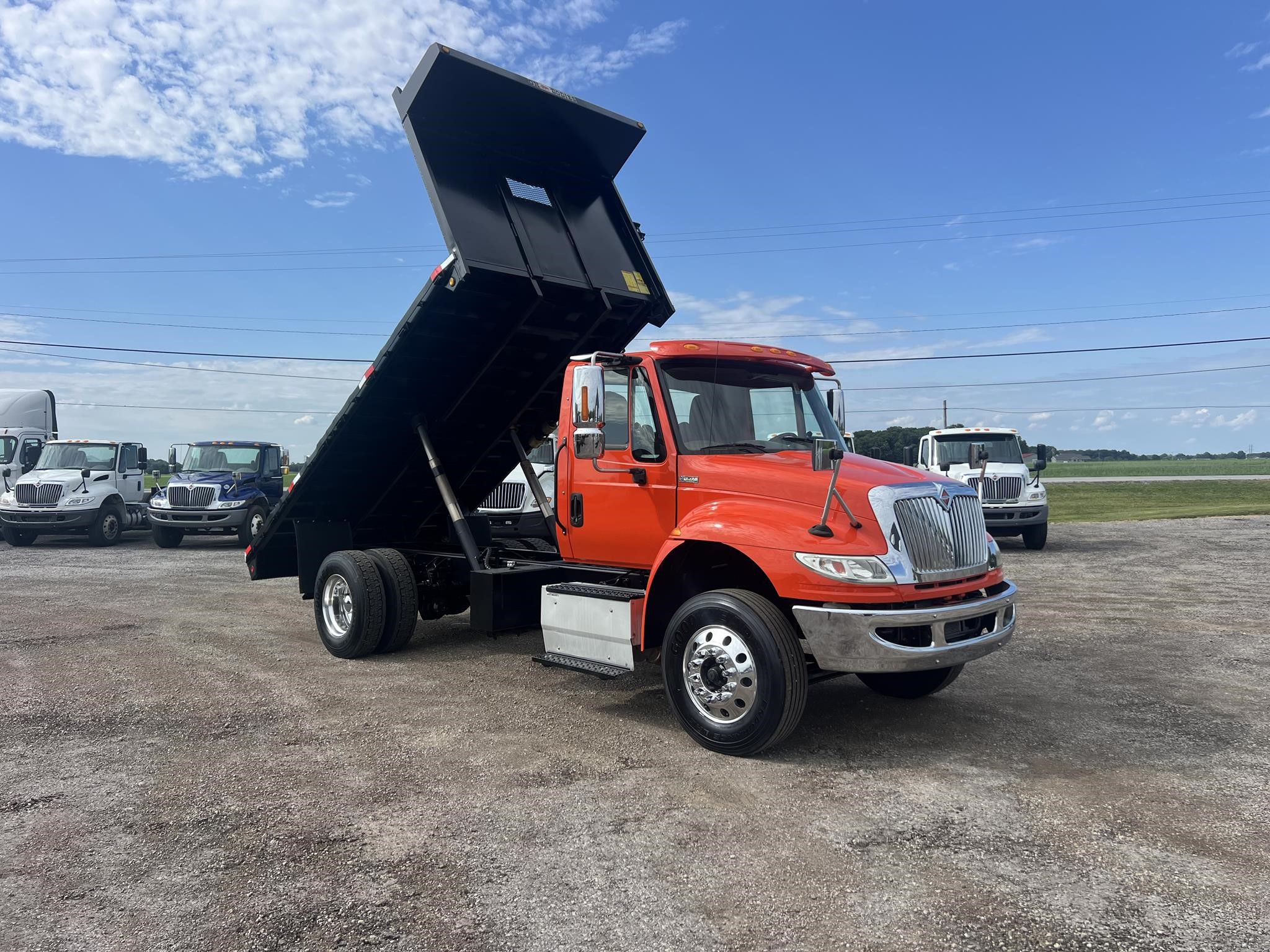2017 INTERNATIONAL DURASTAR 4300 - image 2 of 6