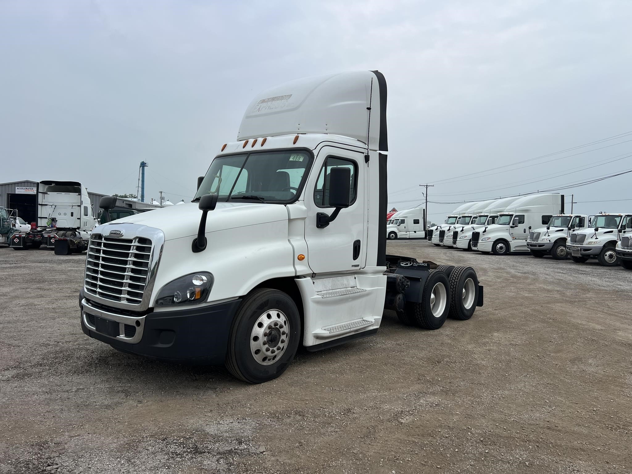 2017 FREIGHTLINER CASCADIA 125 - image 2 of 6
