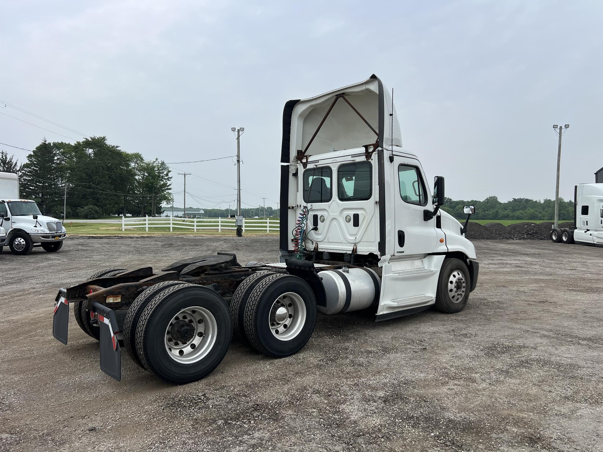 2017 FREIGHTLINER CASCADIA 125 - image 4 of 6