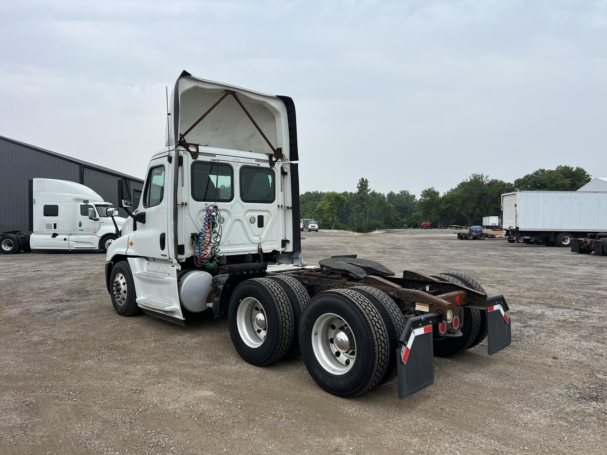 2017 FREIGHTLINER CASCADIA 125 - image 3 of 6