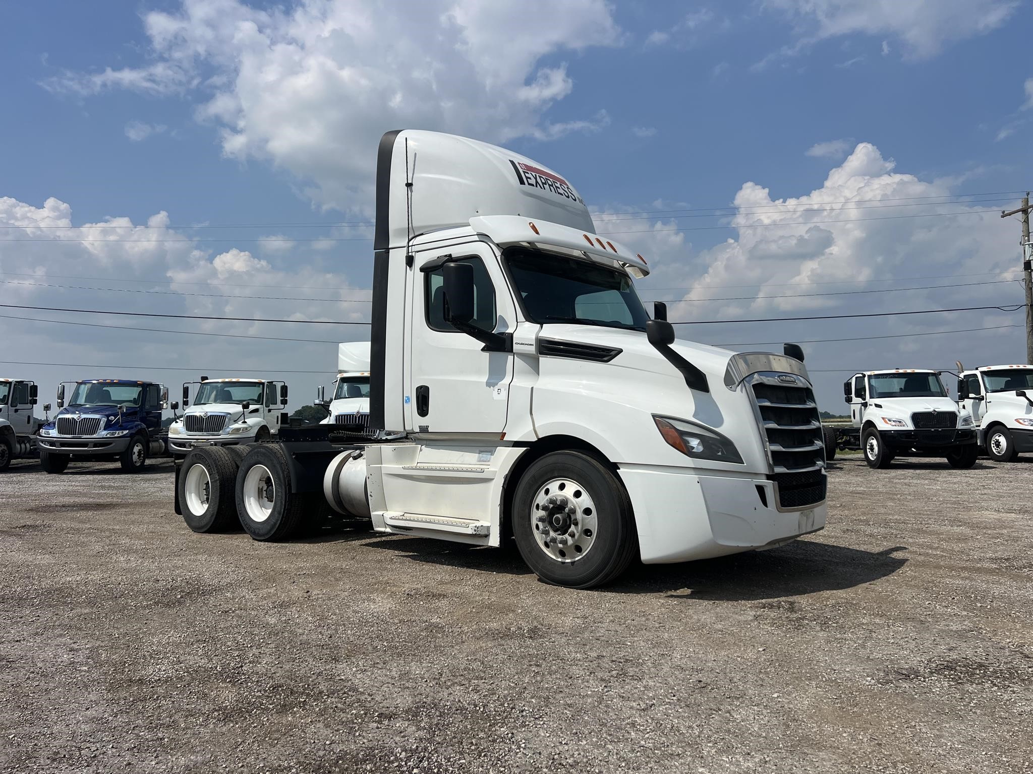 2018 FREIGHTLINER CASCADIA 126 - image 3 of 6