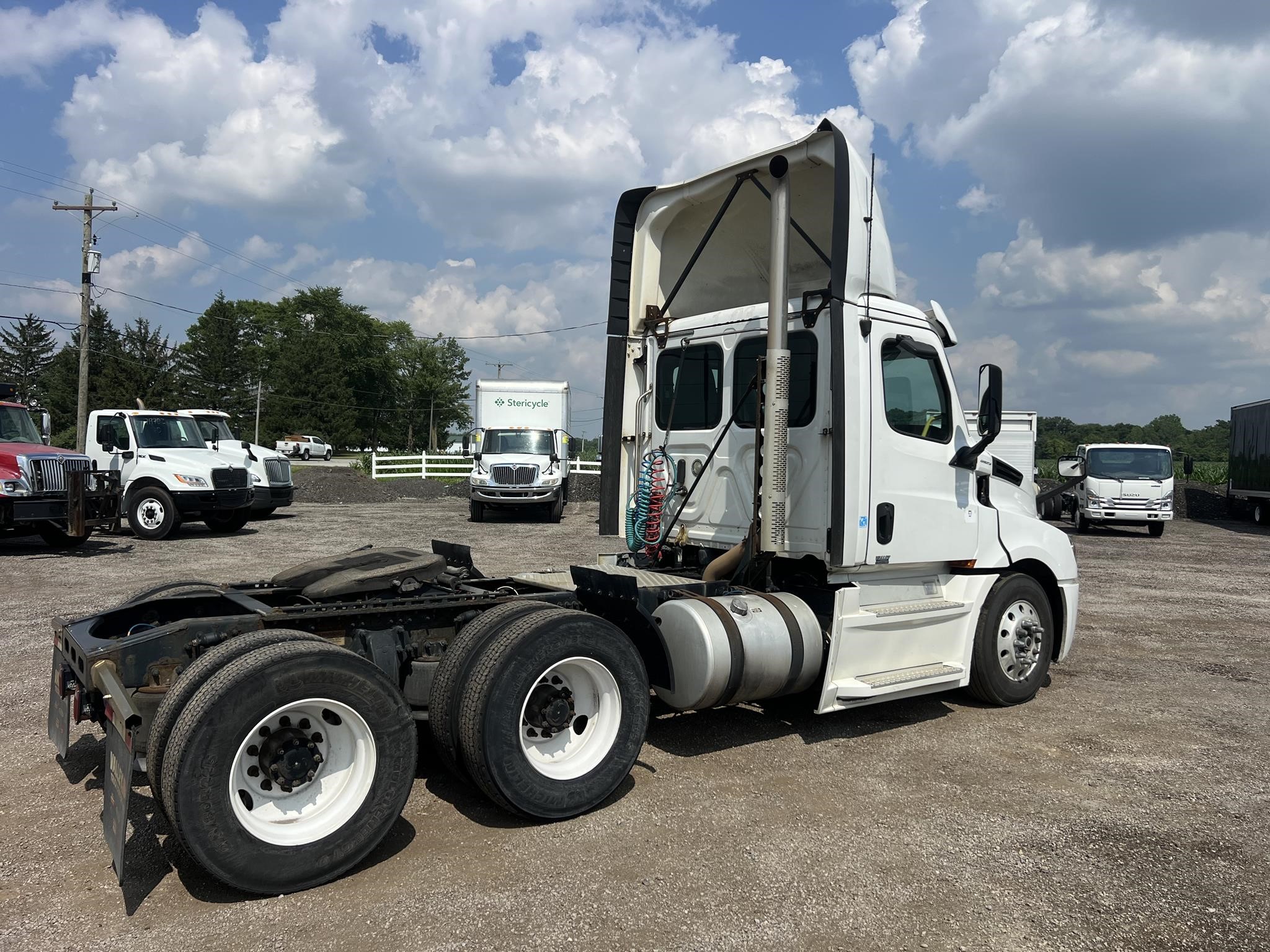 2018 FREIGHTLINER CASCADIA 126 - image 4 of 6