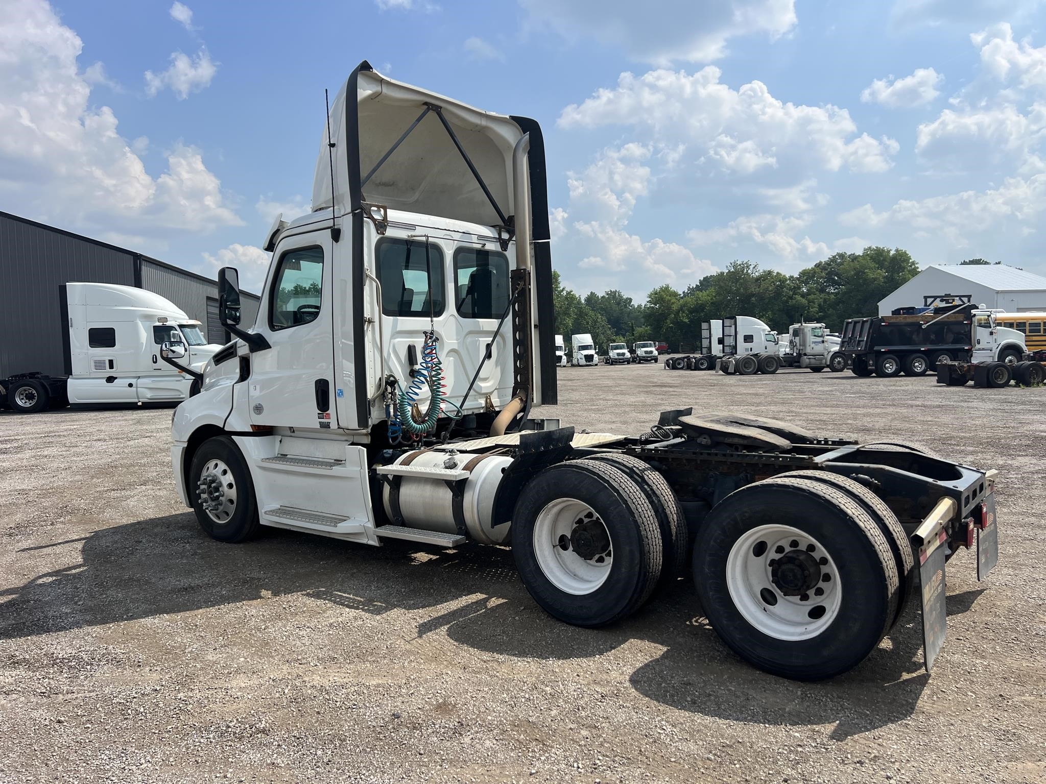 2018 FREIGHTLINER CASCADIA 126 - image 5 of 6