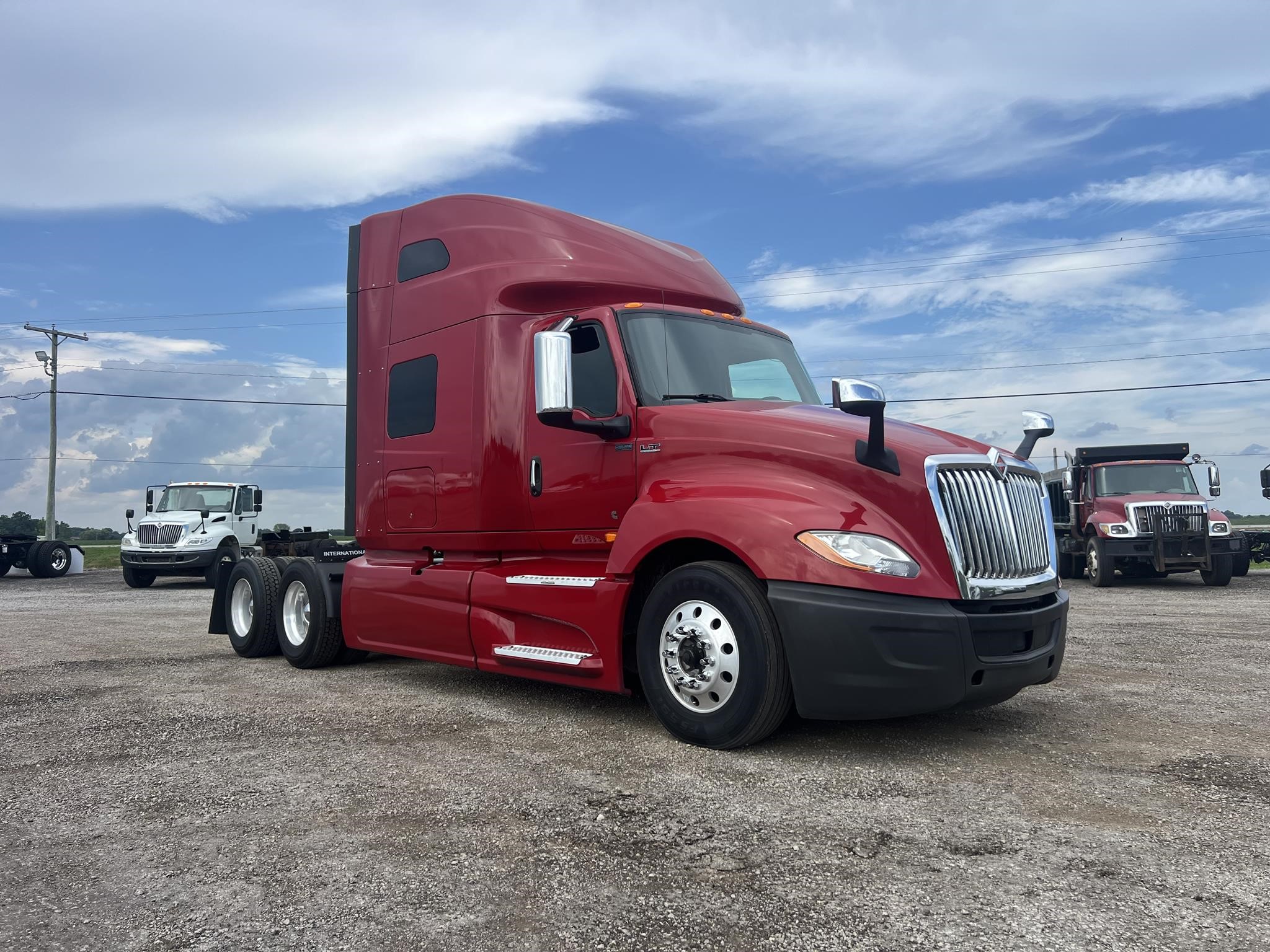 2019 INTERNATIONAL LT - image 2 of 6
