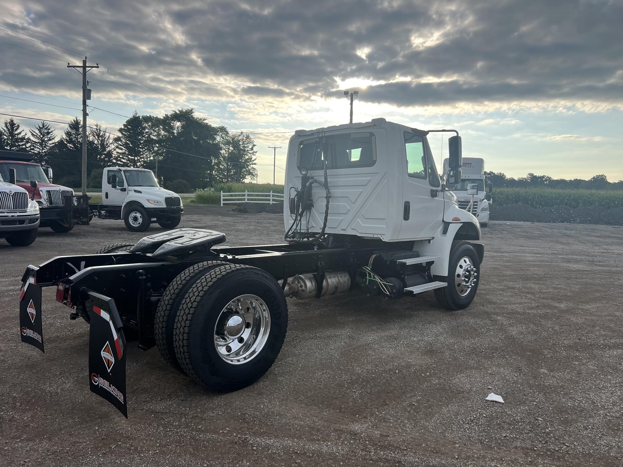 2019 INTERNATIONAL DURASTAR 4400 - image 4 of 6