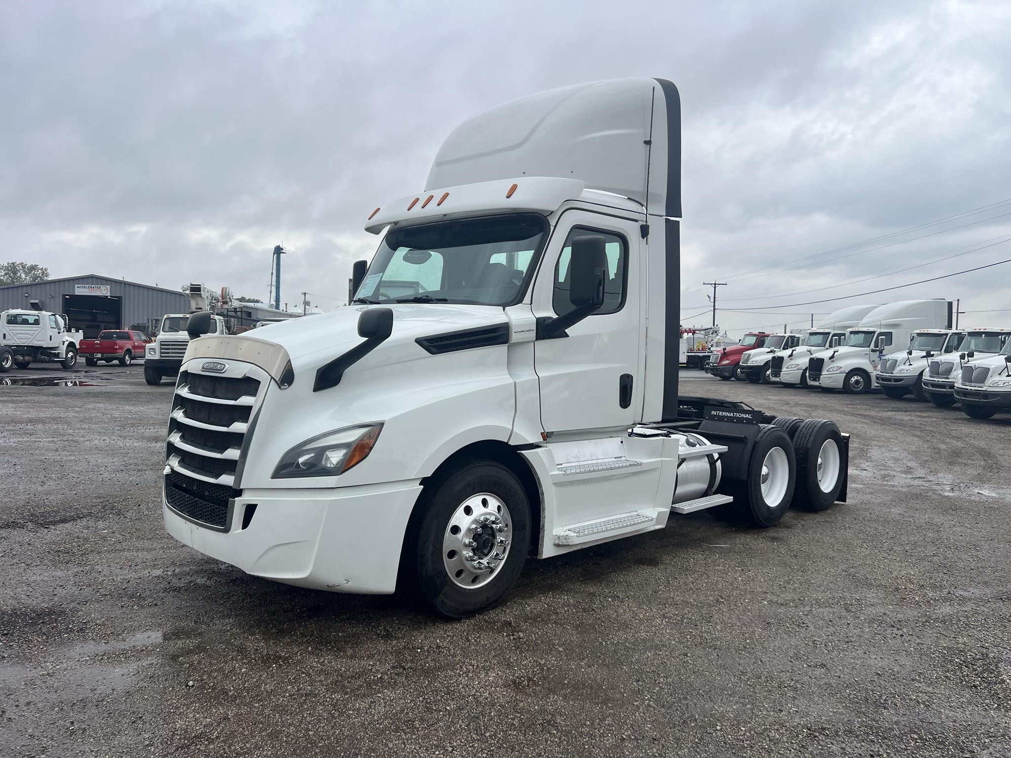 2018 FREIGHTLINER CASCADIA 126 - image 1 of 6