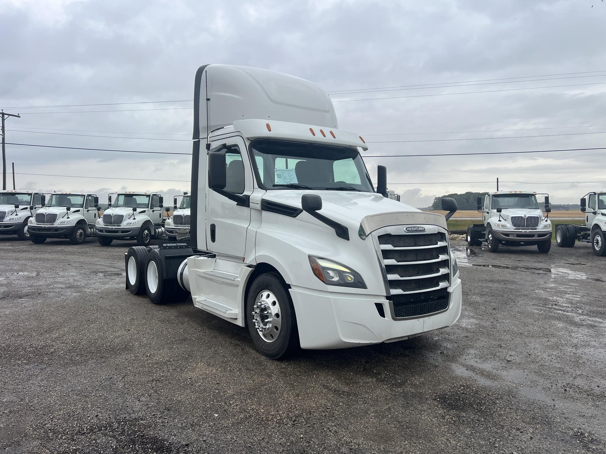 2018 FREIGHTLINER CASCADIA 126 - image 2 of 6