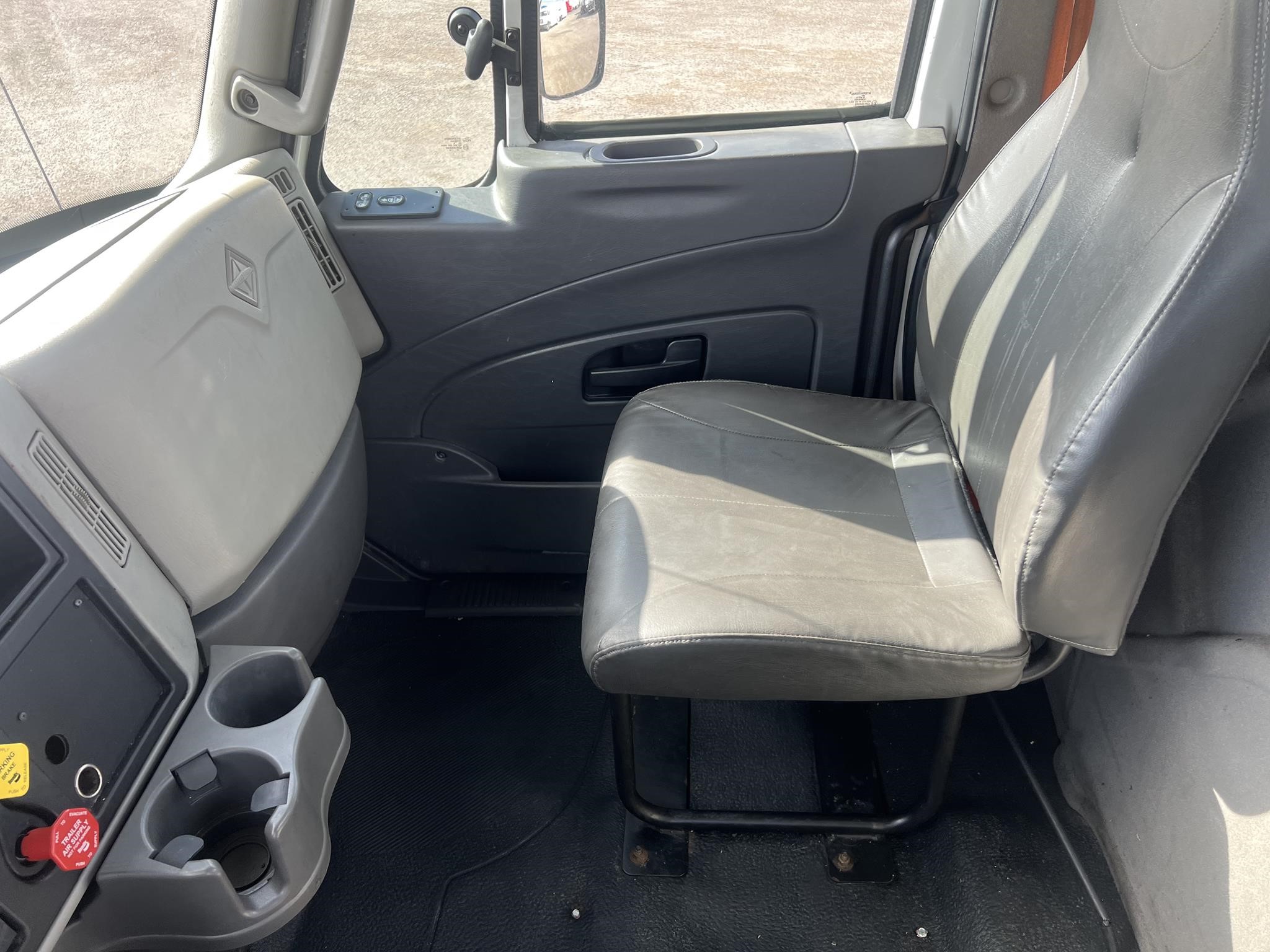 2018 INTERNATIONAL DURASTAR 4300 - image 5 of 6