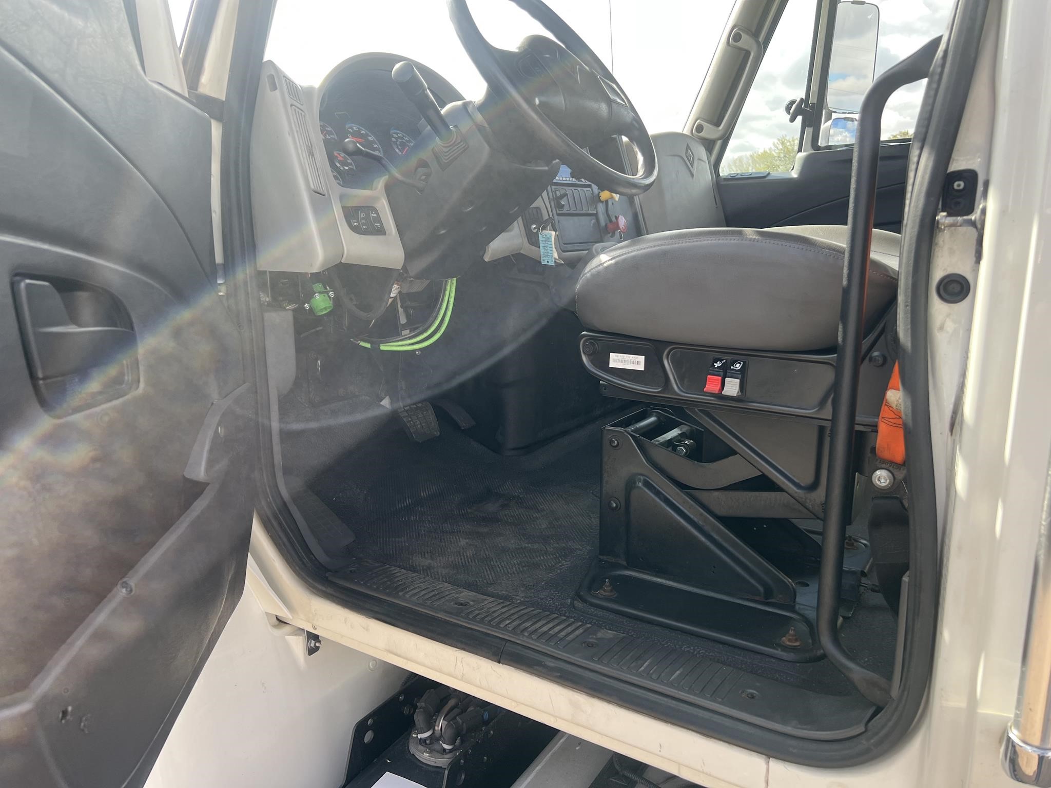 2018 INTERNATIONAL DURASTAR 4300 - image 1 of 6