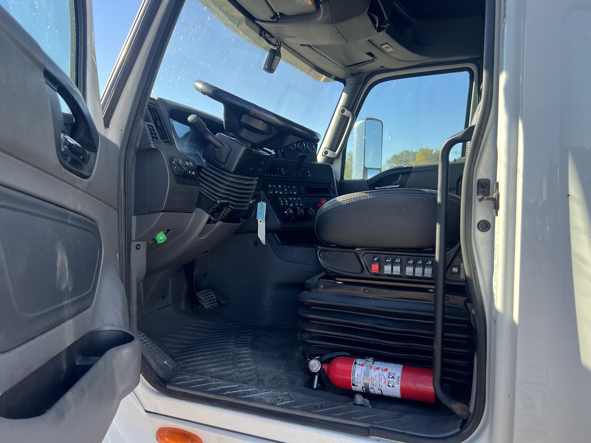 2023 INTERNATIONAL LT - image 6 of 6