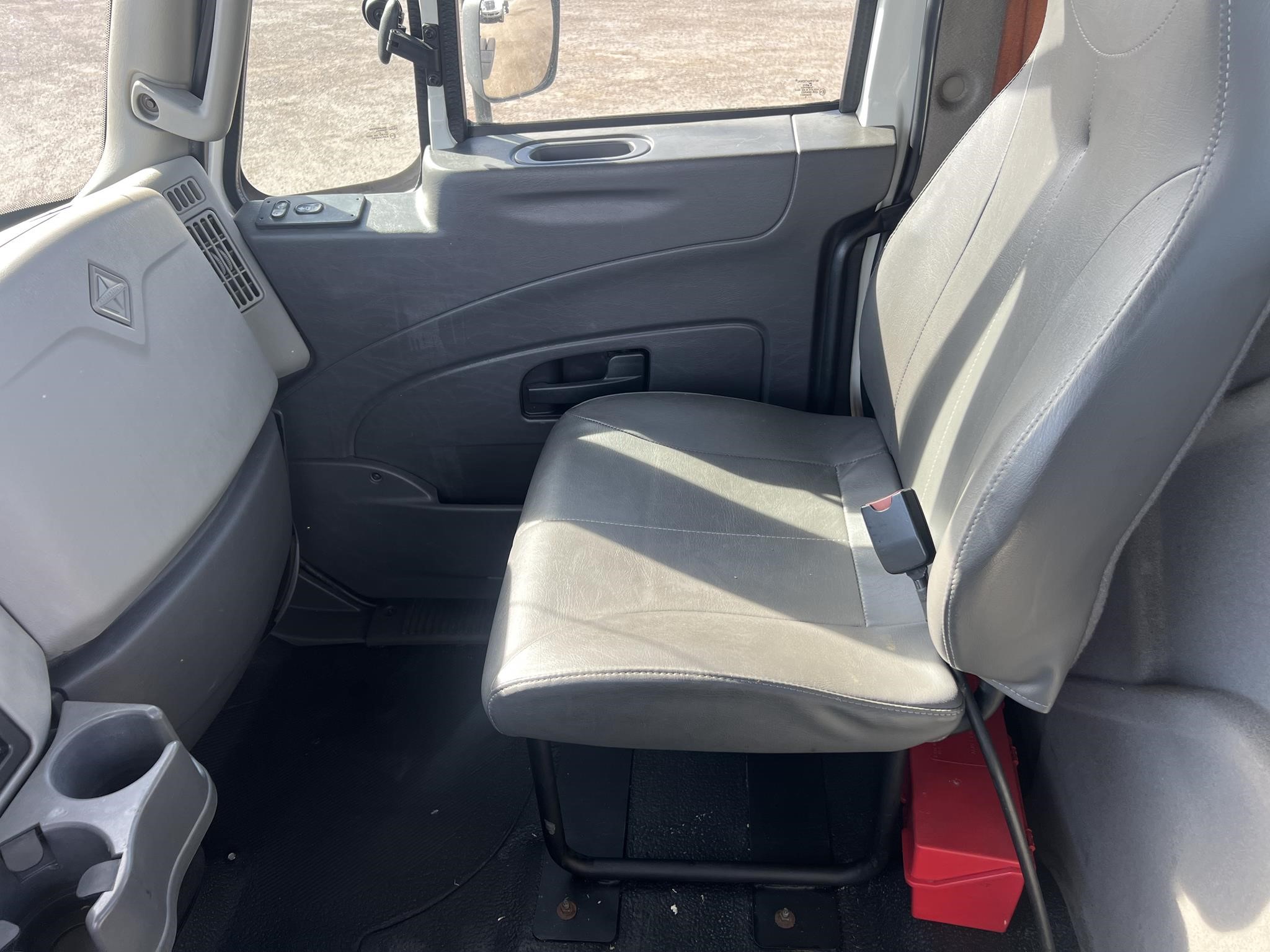 2018 INTERNATIONAL DURASTAR 4300 - image 6 of 6