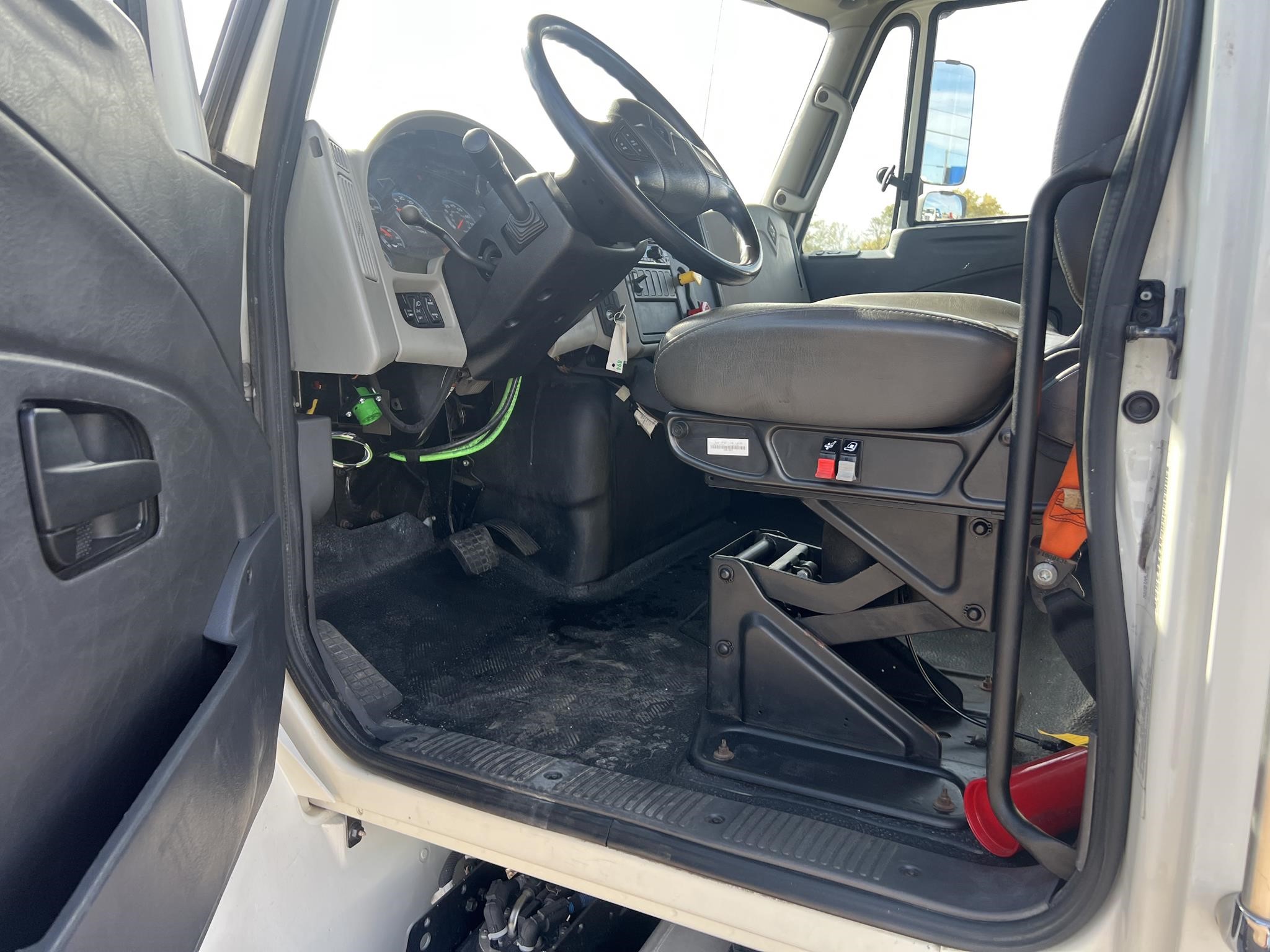 2018 INTERNATIONAL DURASTAR 4300 - image 3 of 6