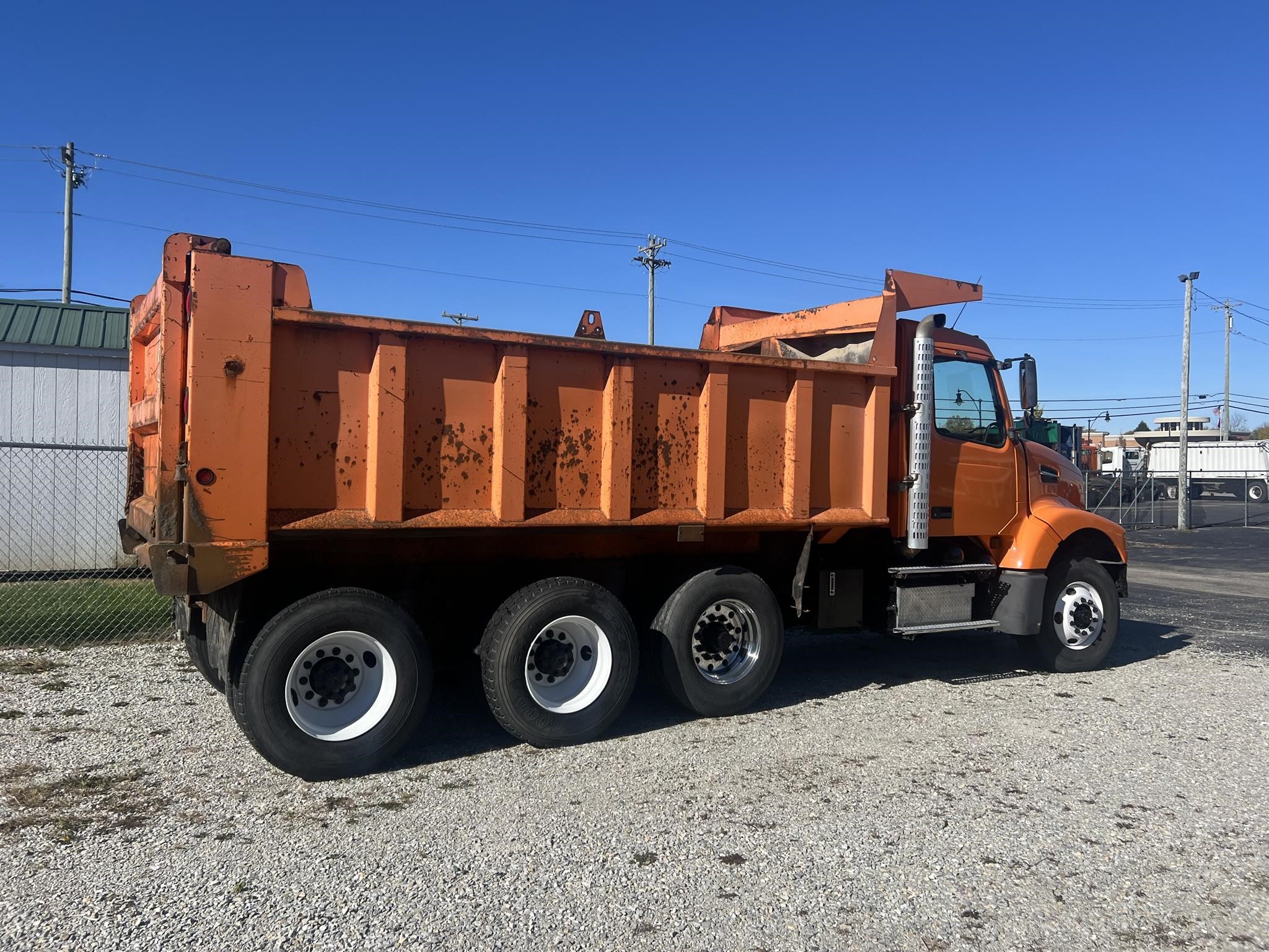 2004 VOLVO VHD64F200 - image 2 of 6