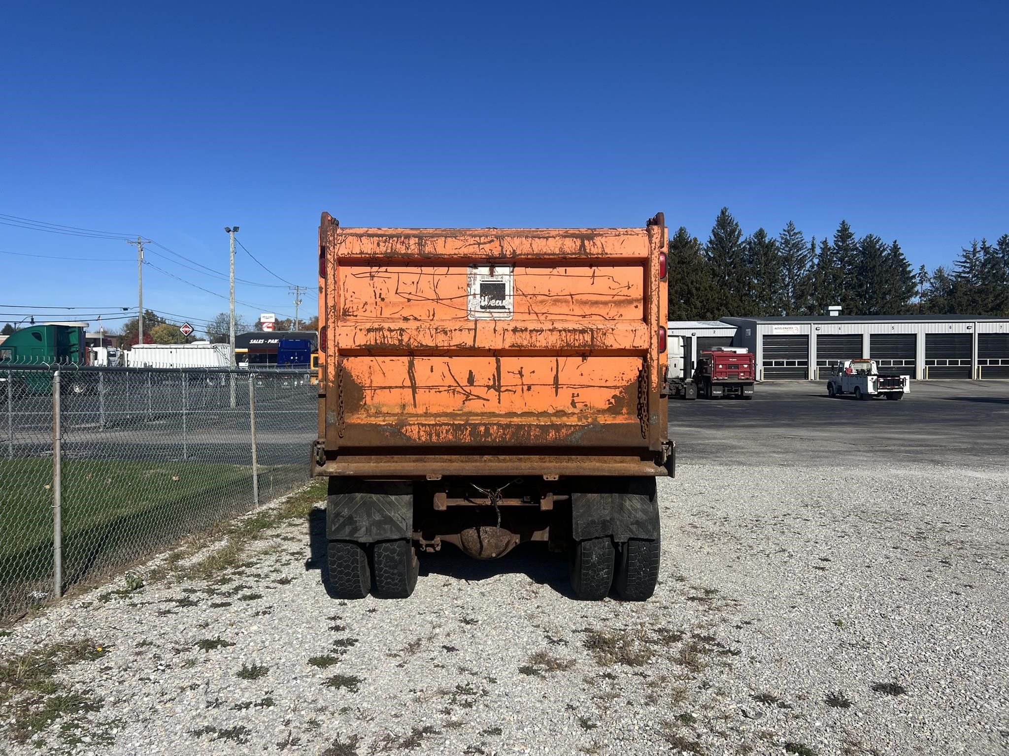 2004 VOLVO VHD64F200 - image 3 of 6