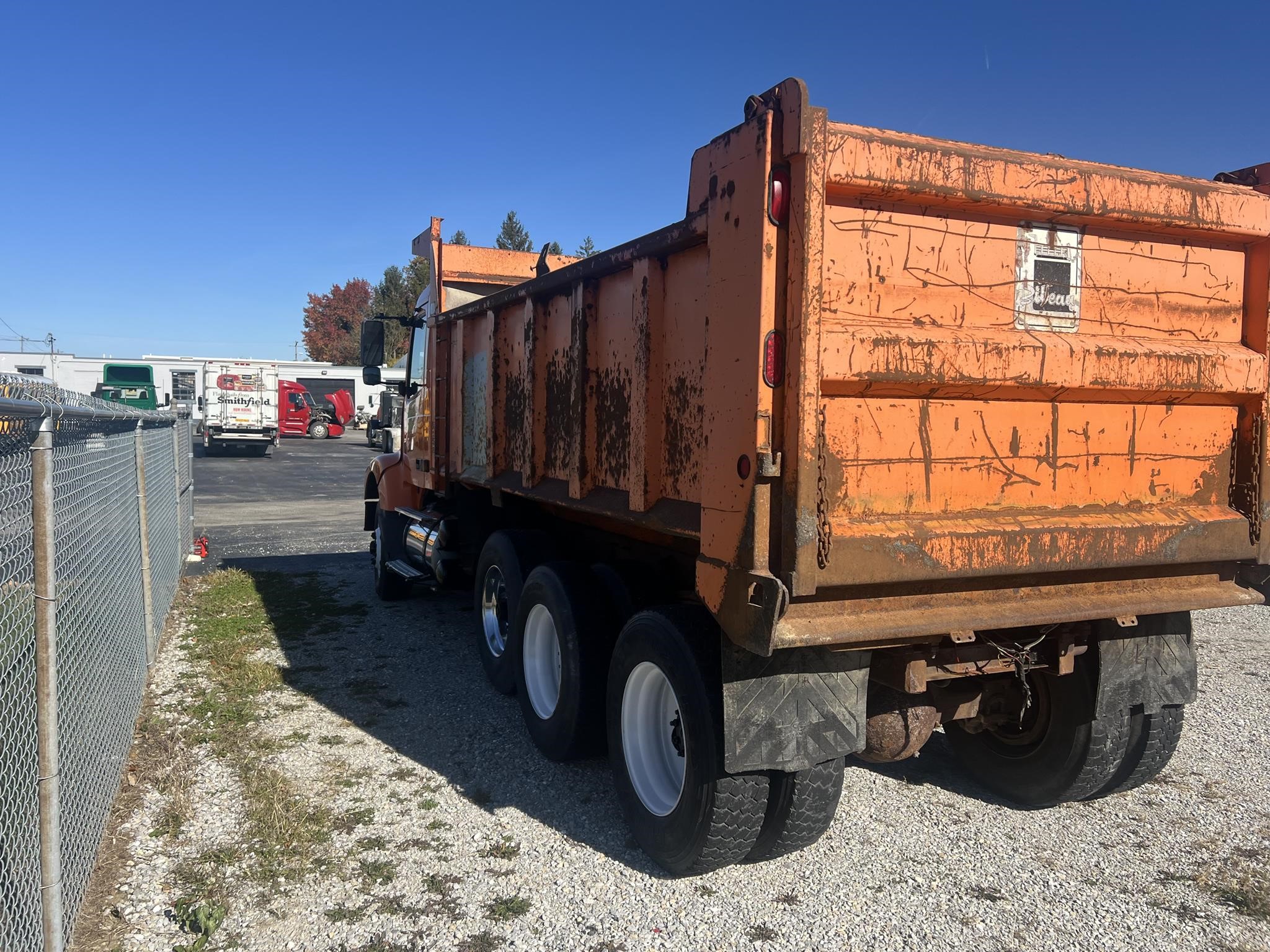 2004 VOLVO VHD64F200 - image 4 of 6