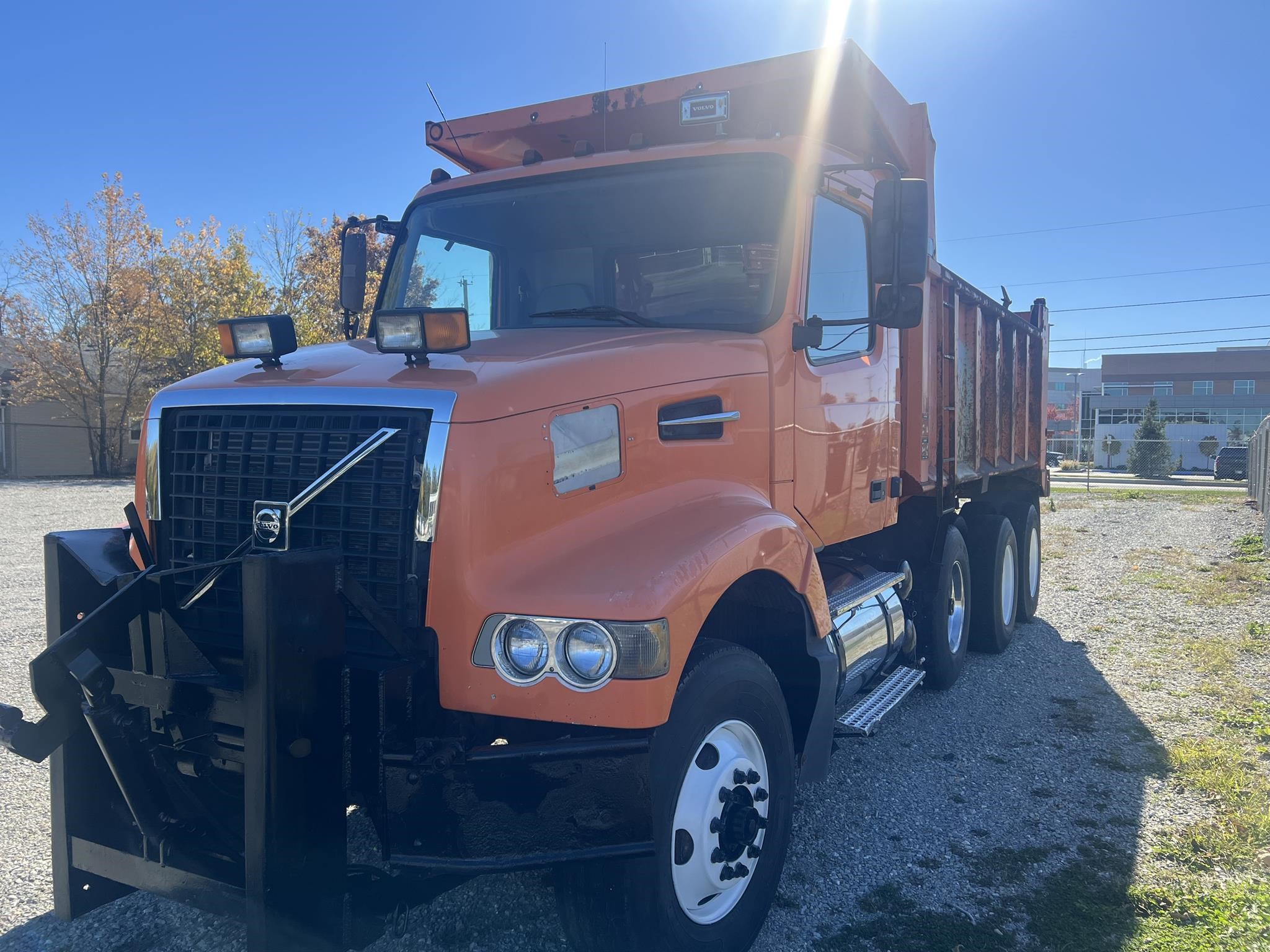 2004 VOLVO VHD64F200 - image 5 of 6