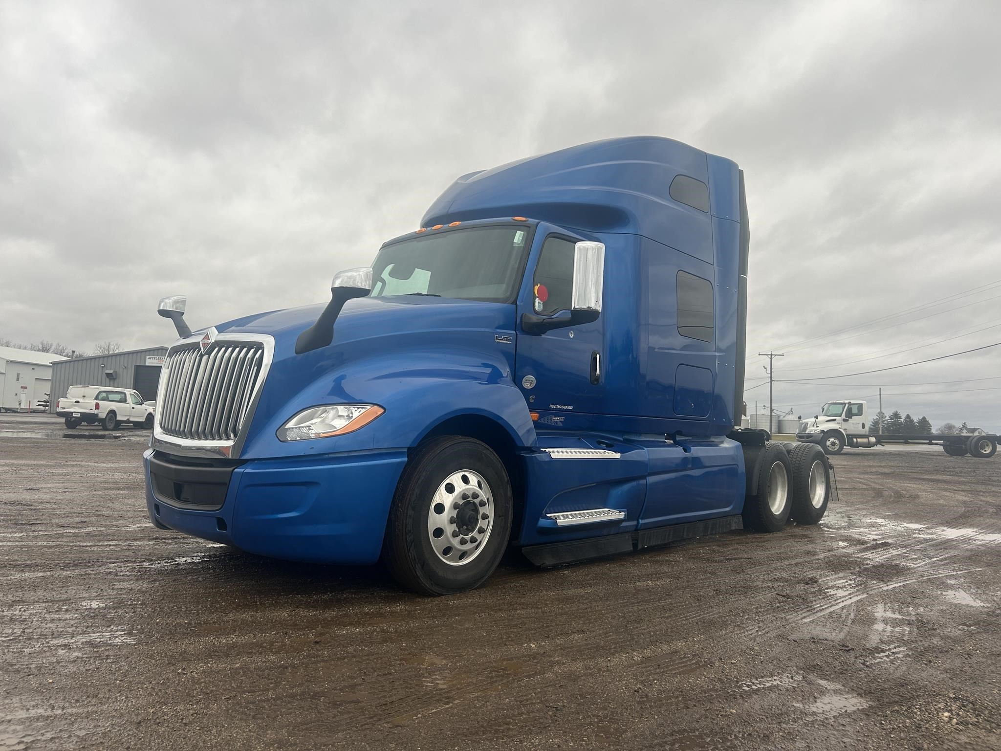 2022 INTERNATIONAL LT - image 1 of 6