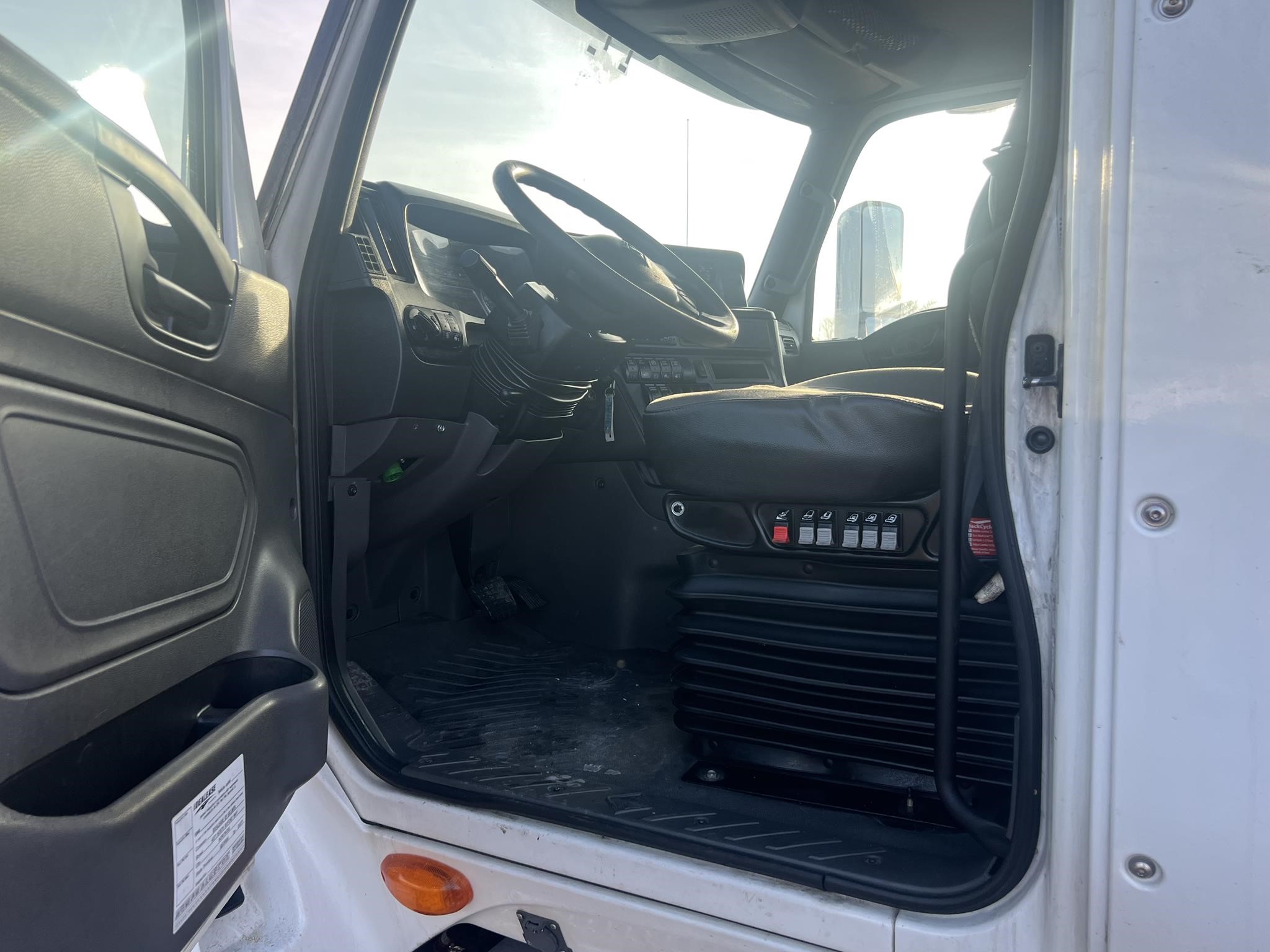 2019 INTERNATIONAL LT - image 5 of 6