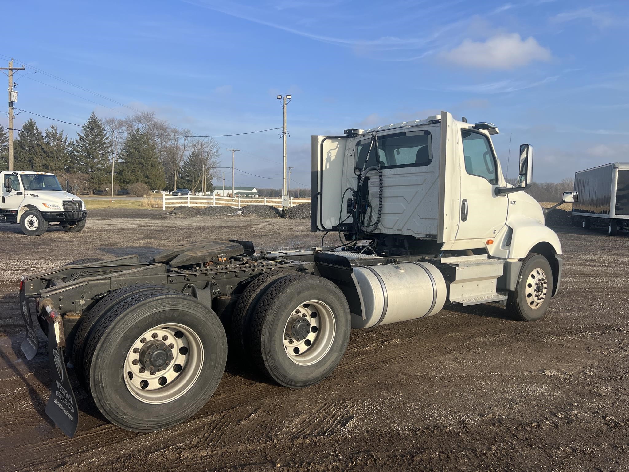 2019 INTERNATIONAL LT - image 3 of 6