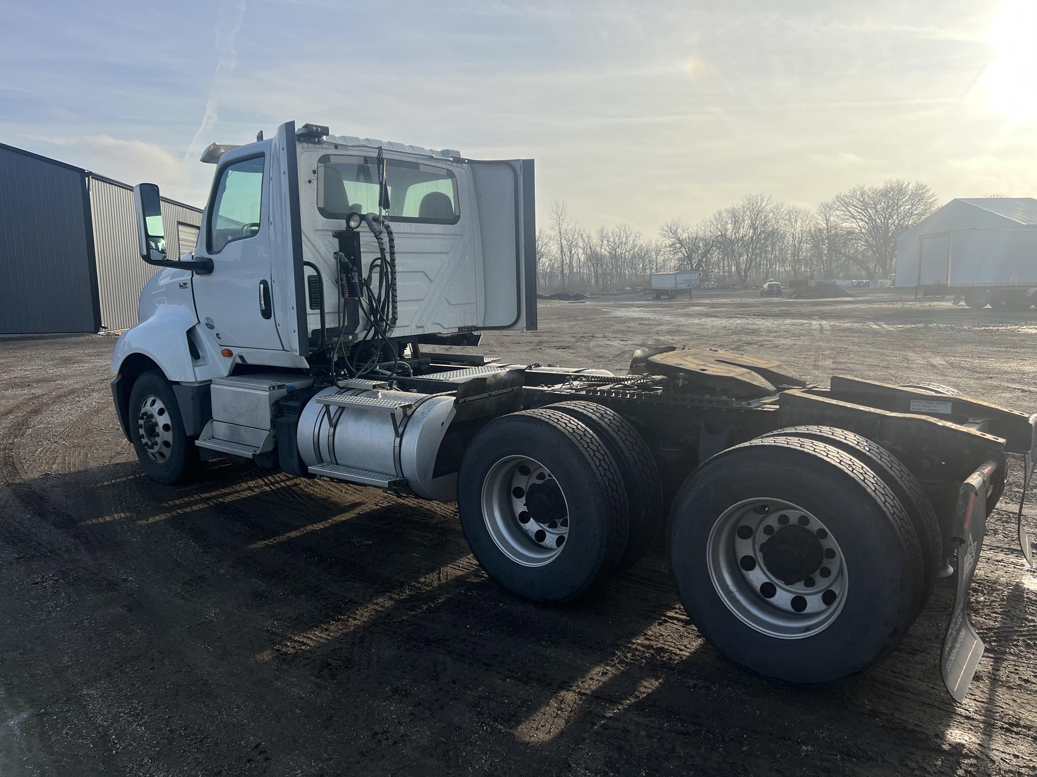 2019 INTERNATIONAL LT - image 4 of 6