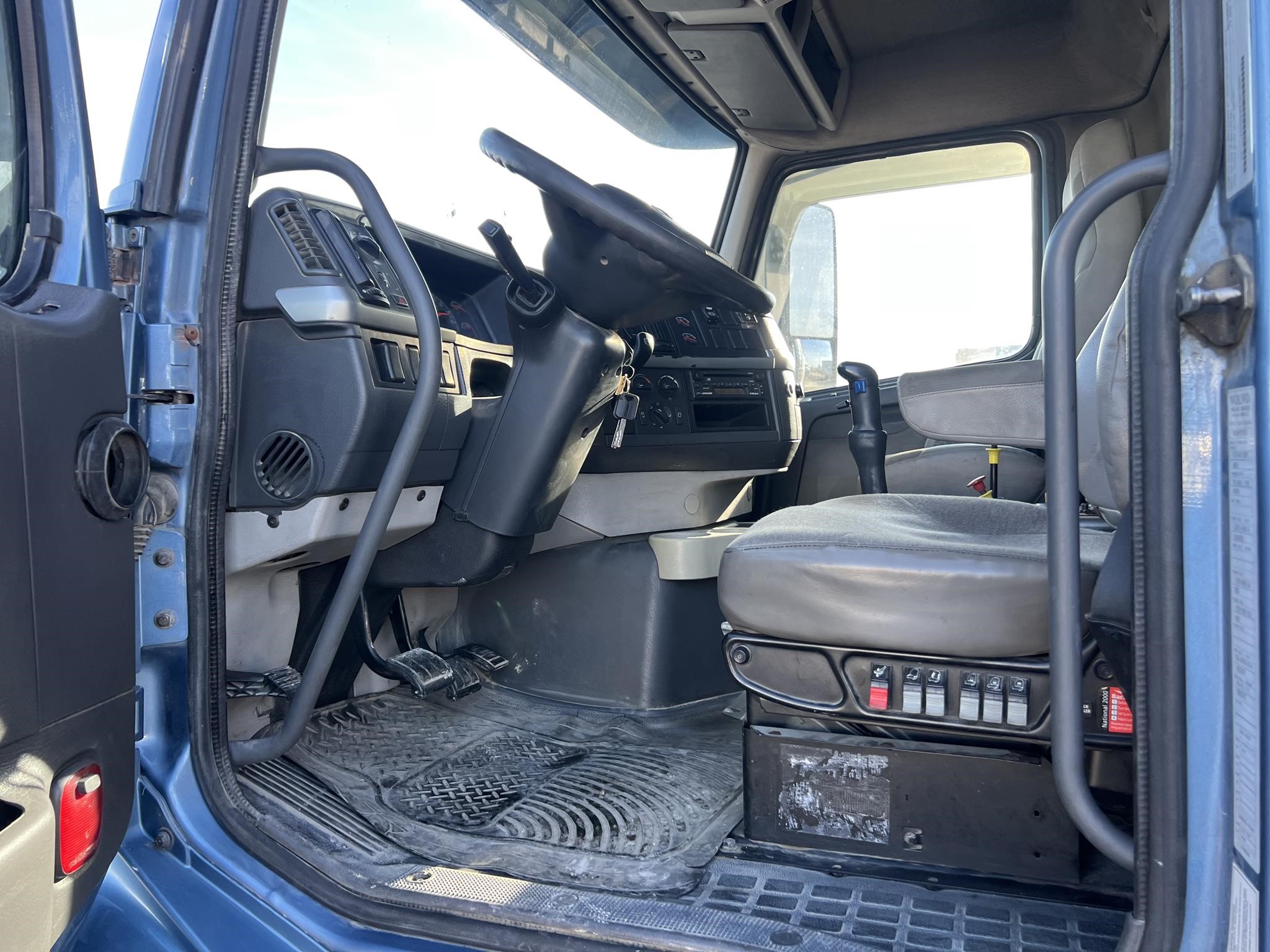 2007 VOLVO VHD104B300 - image 5 of 6