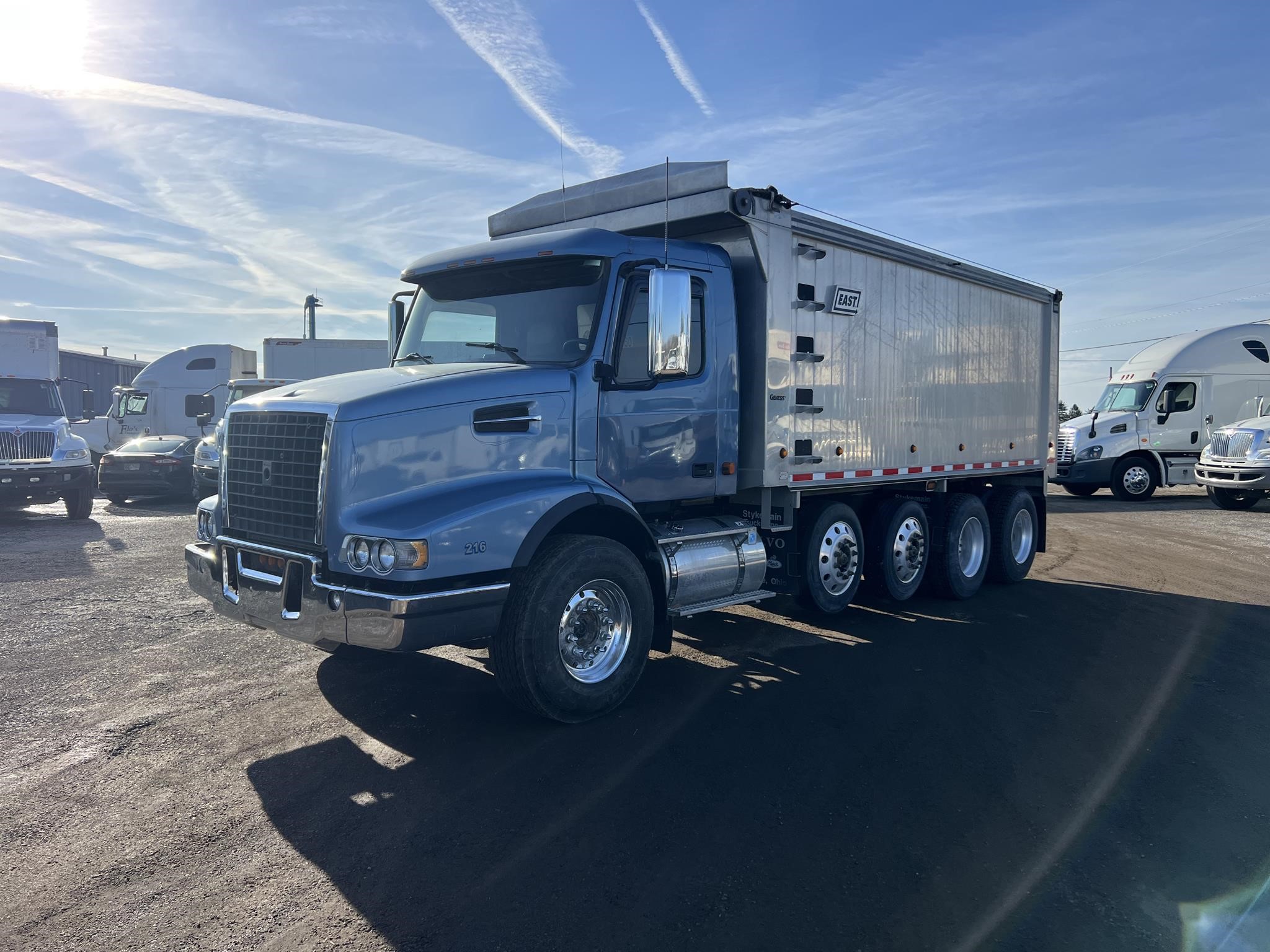 2007 VOLVO VHD104B300 - image 1 of 6