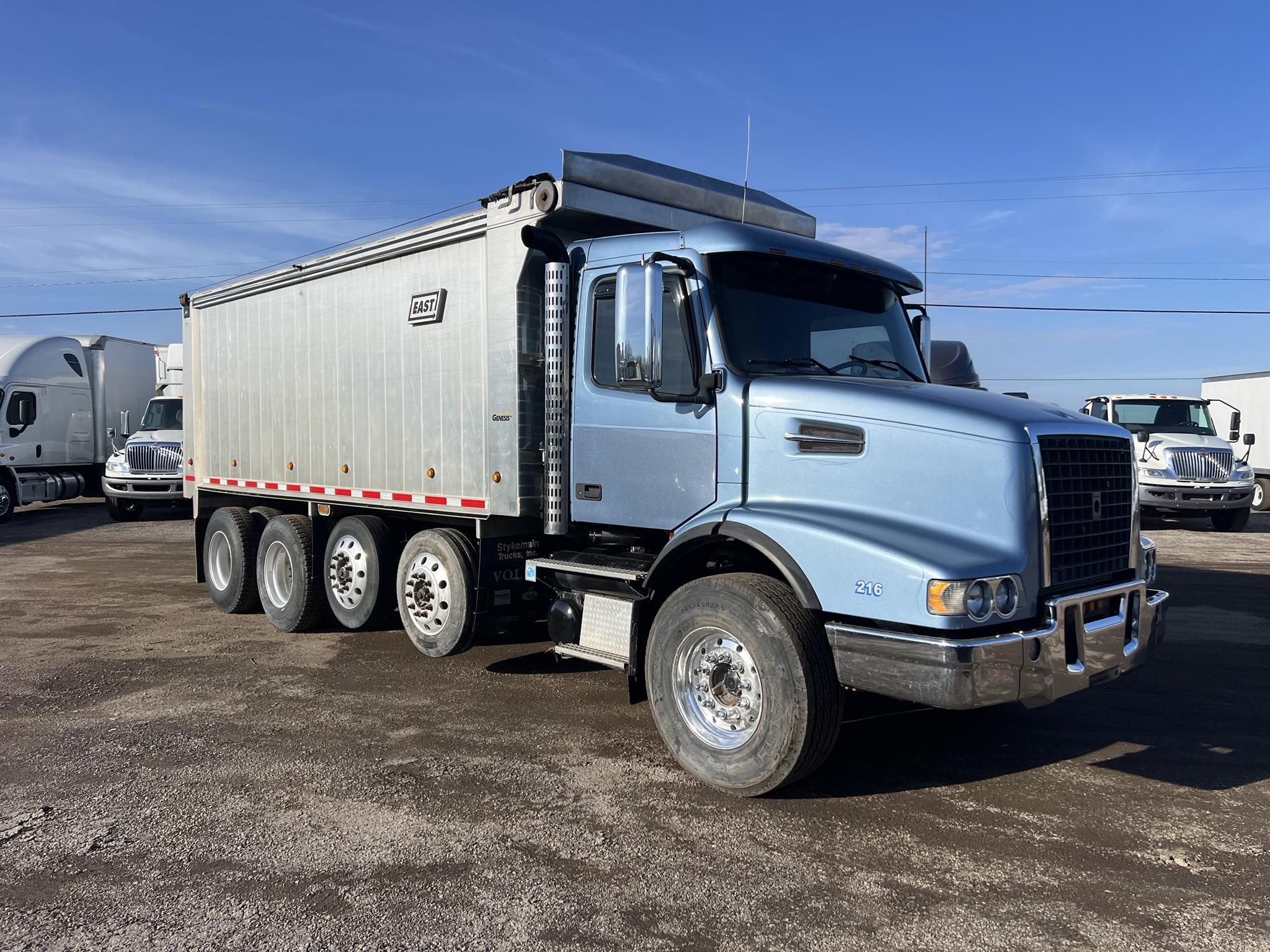 2007 VOLVO VHD104B300 - image 2 of 6