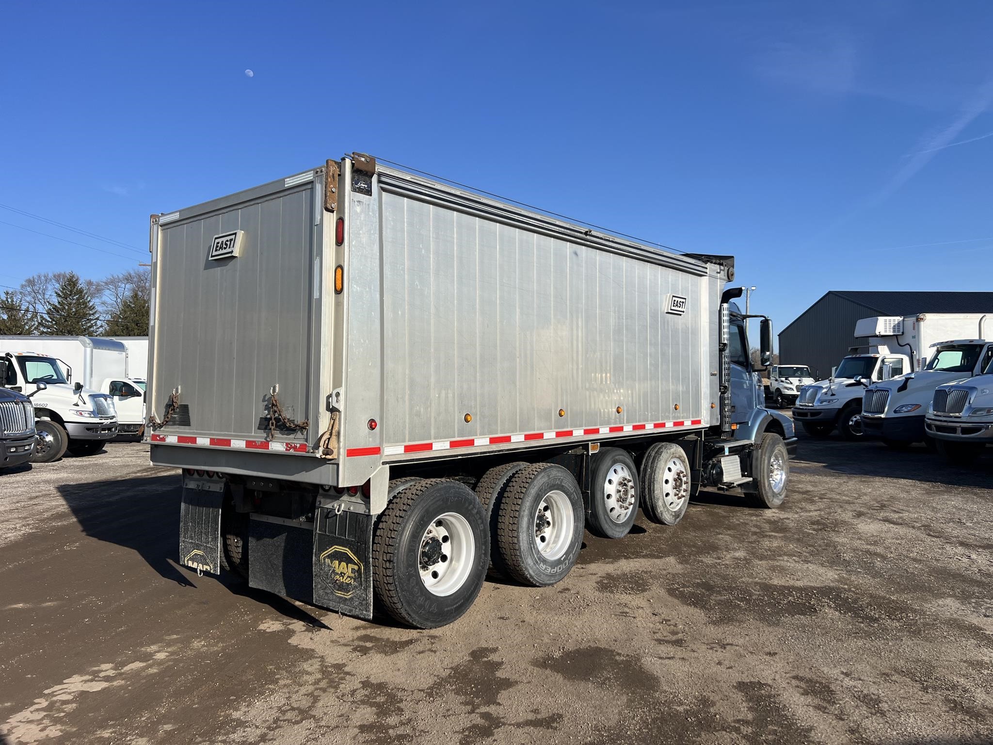 2007 VOLVO VHD104B300 - image 4 of 6