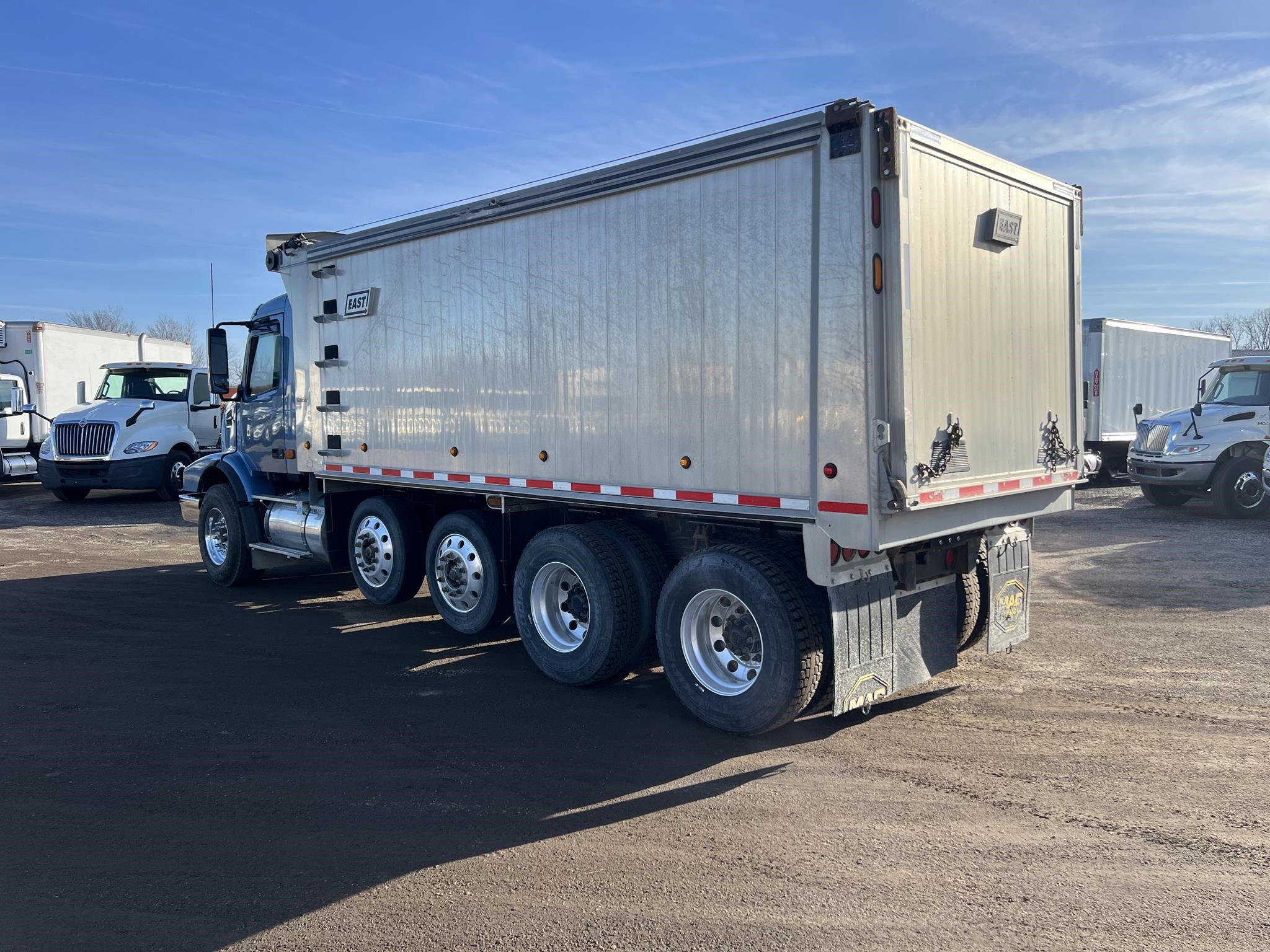 2007 VOLVO VHD104B300 - image 3 of 6
