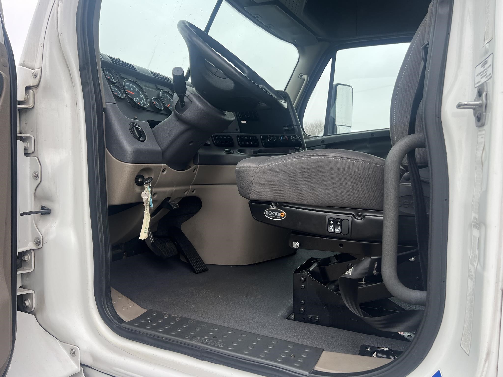 2016 FREIGHTLINER CASCADIA 113 - image 6 of 6
