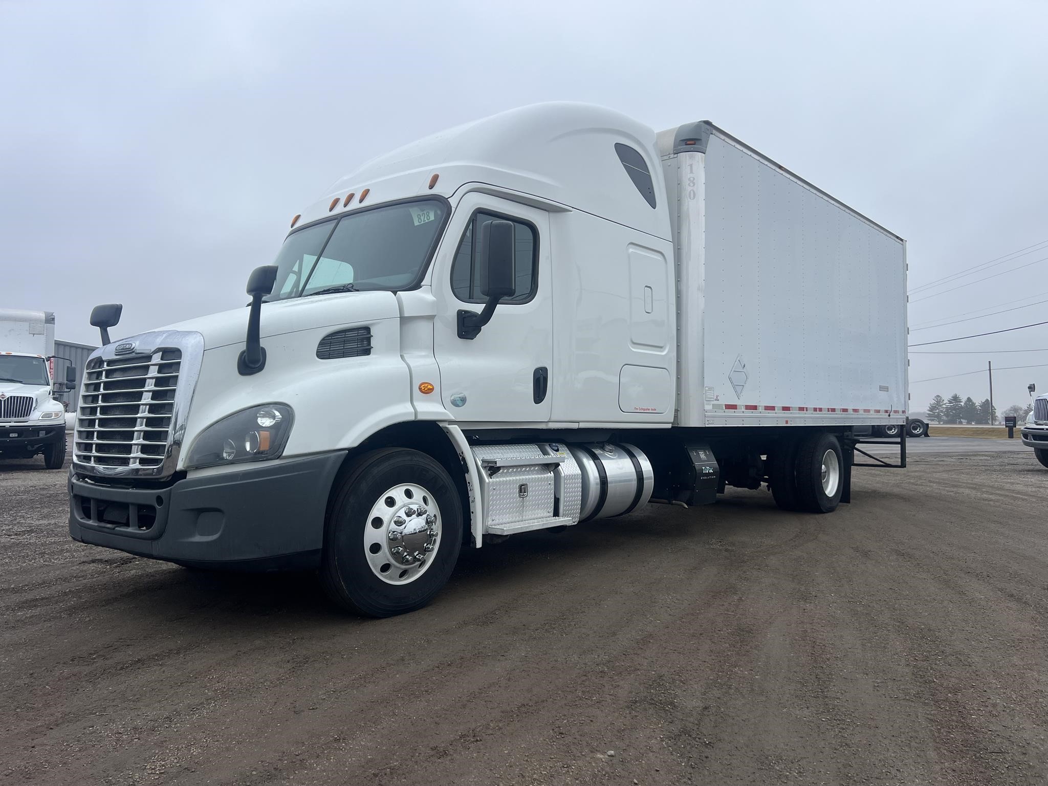 2016 FREIGHTLINER CASCADIA 113 - image 2 of 6