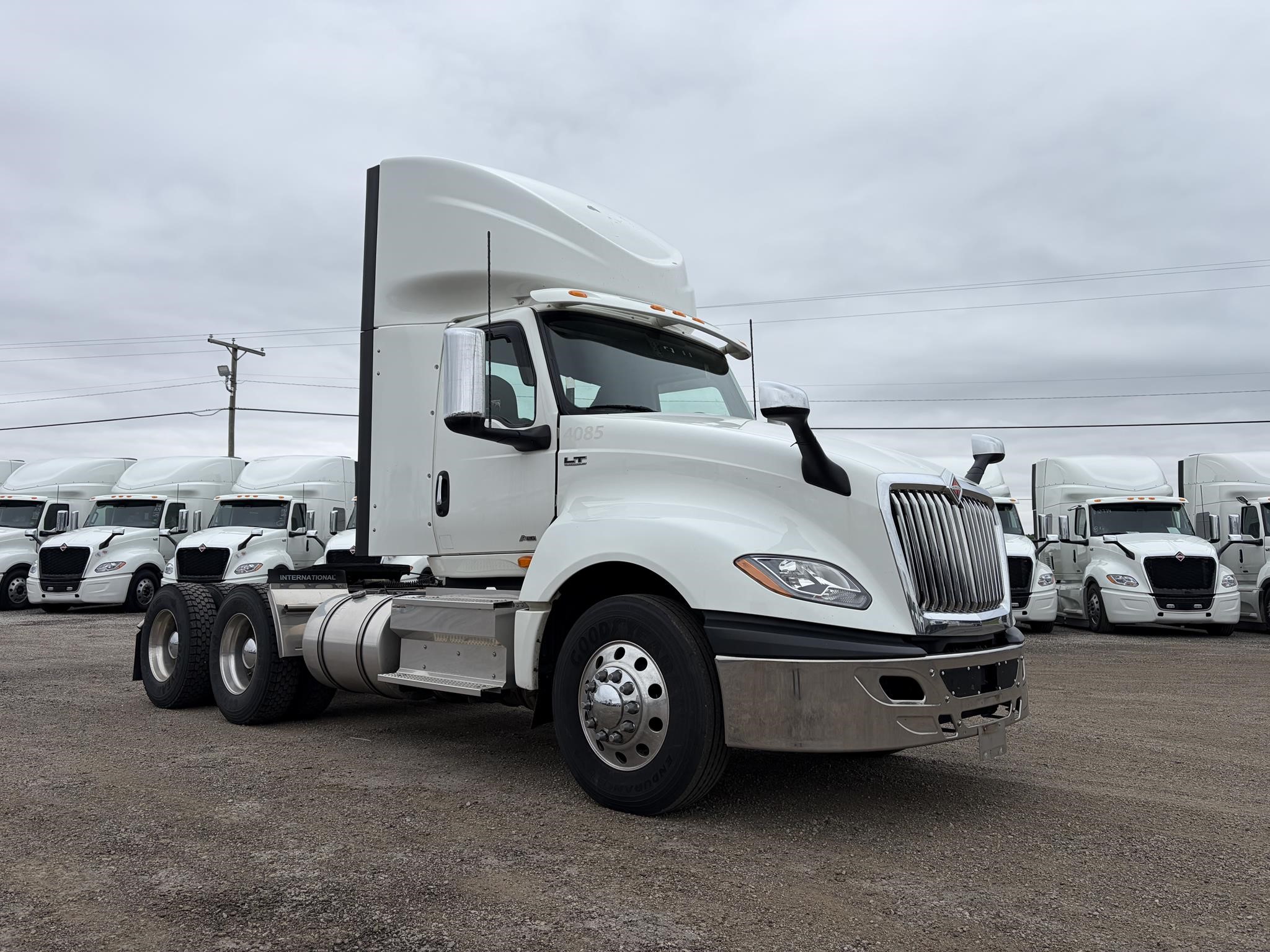 2021 INTERNATIONAL LT - image 2 of 6