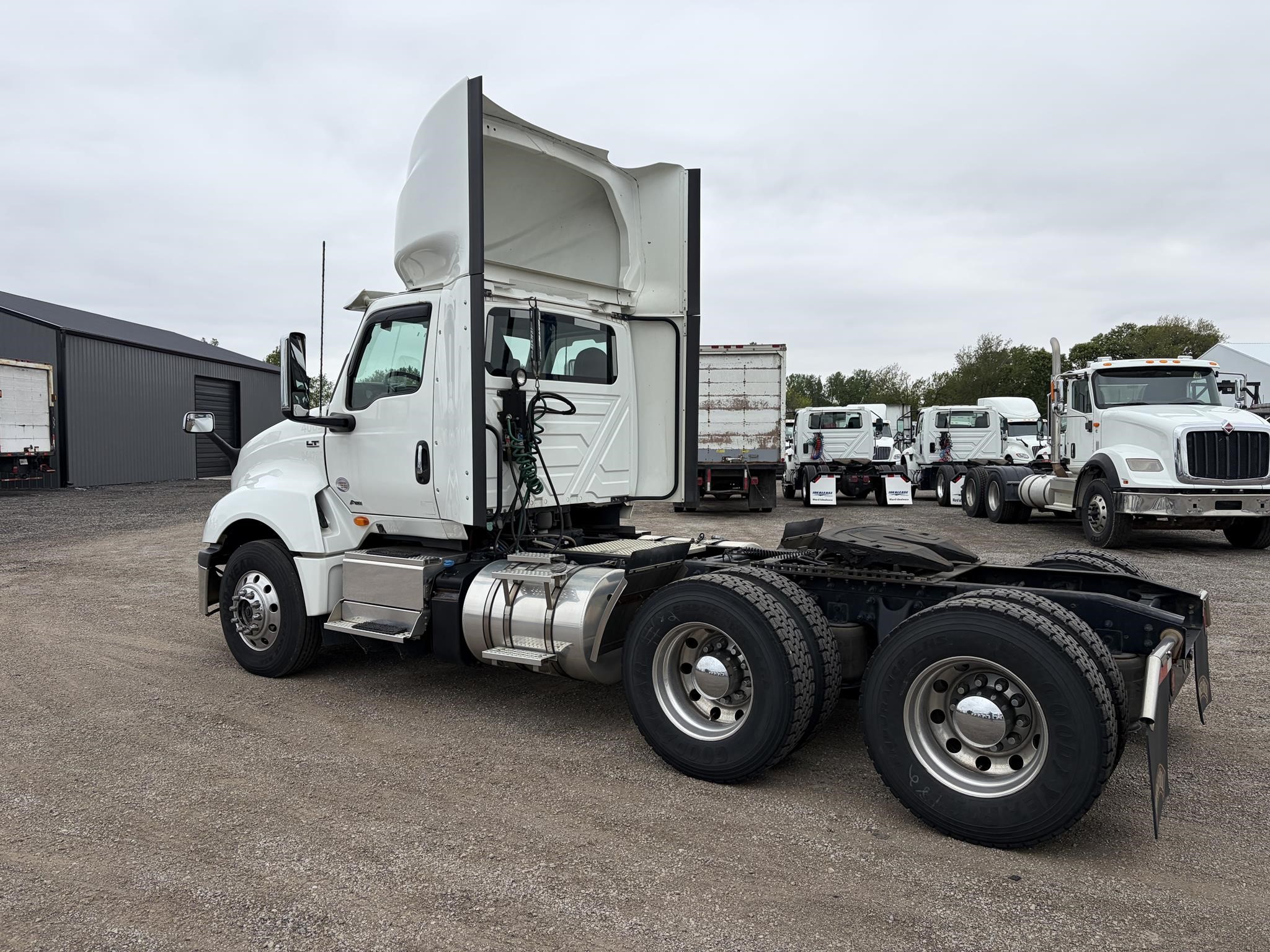 2021 INTERNATIONAL LT - image 4 of 6