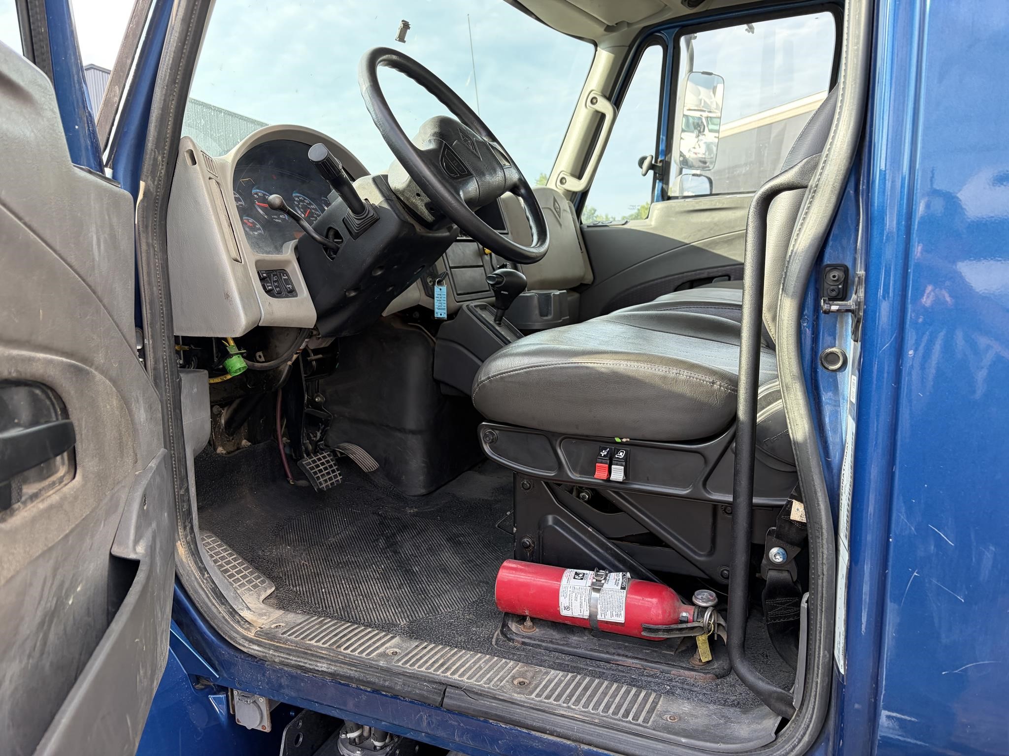 2019 INTERNATIONAL DURASTAR 4300 2019 INTERNATIONAL DURASTAR 4300 - image 5 of 6